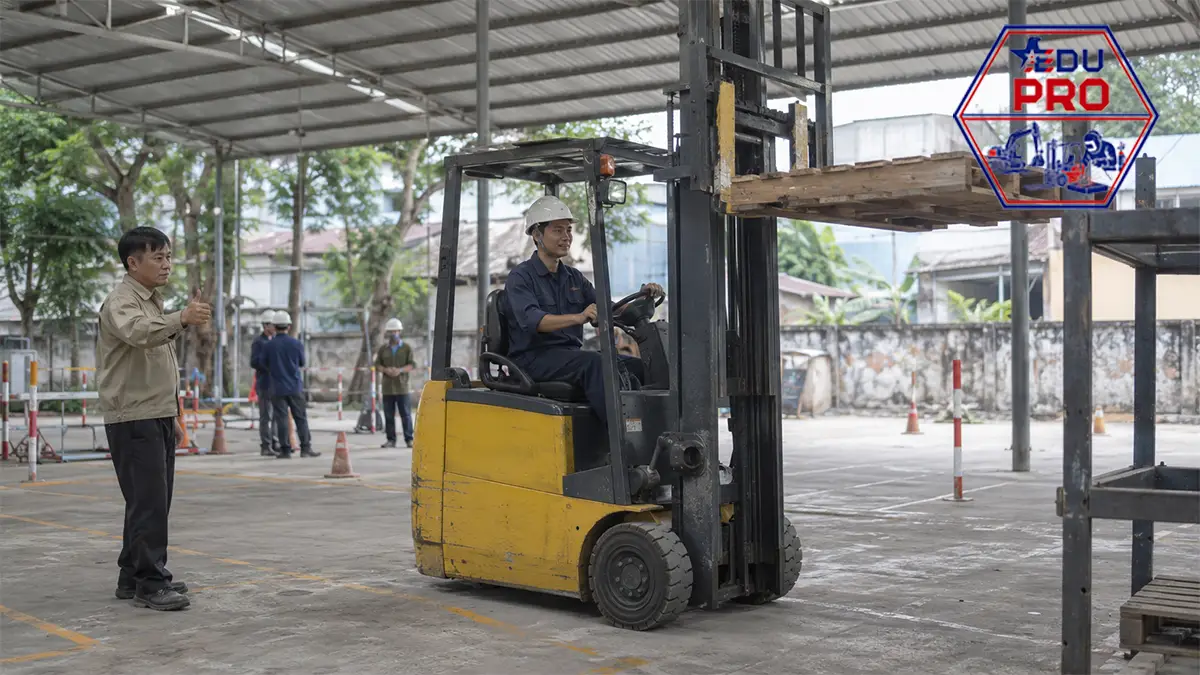 Học lái xe nâng có khó không? Kinh nghiệm cho người mới