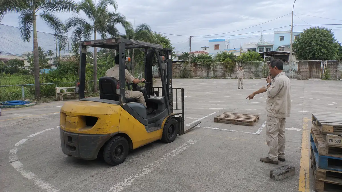 Học nghề lái xe nâng tại TPHCM – Địa điểm học nghề Quận 12