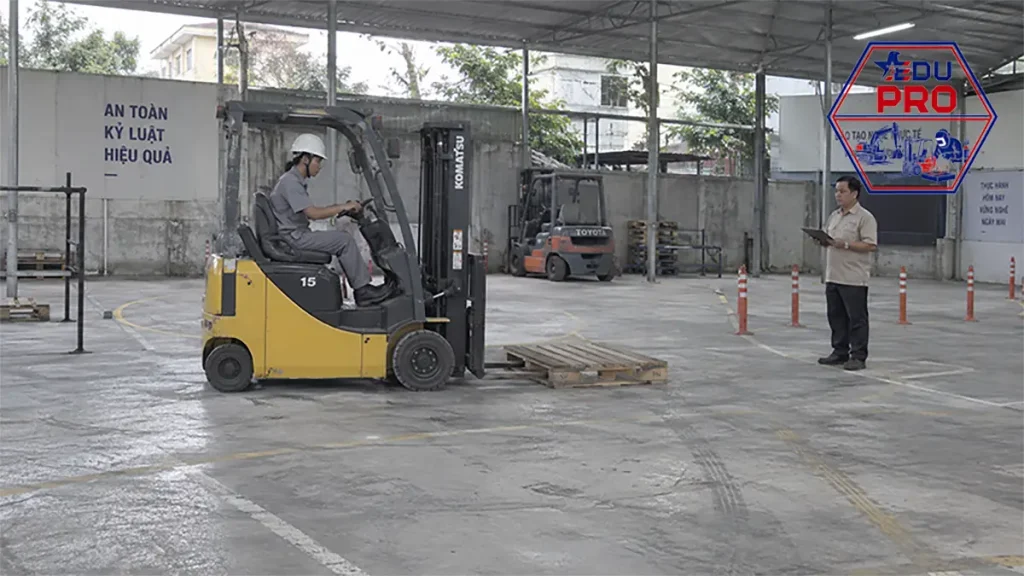 Học lái xe nâng mất bao lâu