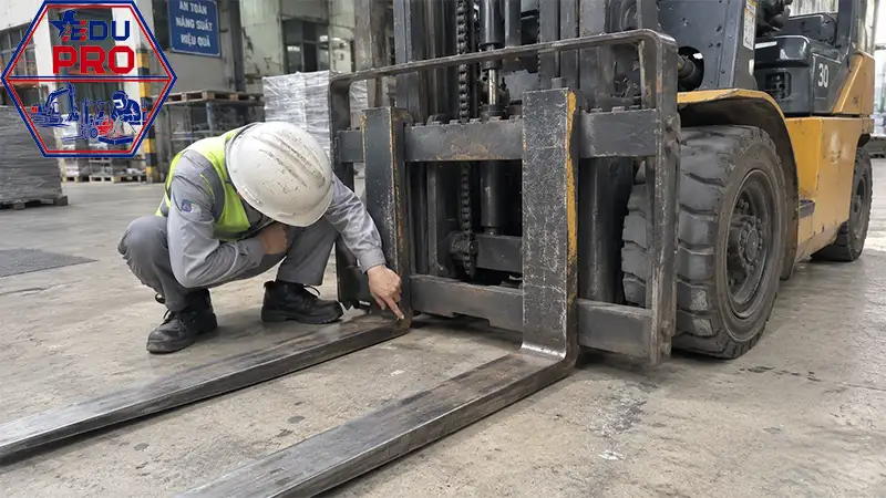 Kiểm tra thiết bị xe nâng